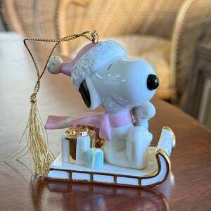 LENOX CLASSICS SNOOPY'S SLEDDING ADVENTURE CHRISTMAS TREE ORNAMENT 2002